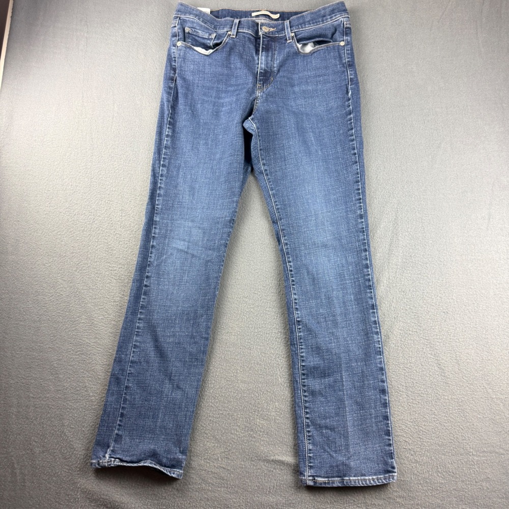 Levi's Straight Leg Jeans in Medium Blue Wash